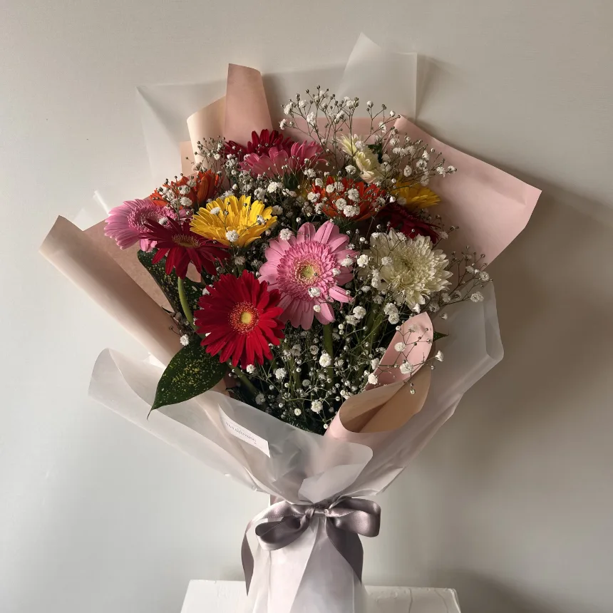 日々の贈りものにふさわしい花季の花束