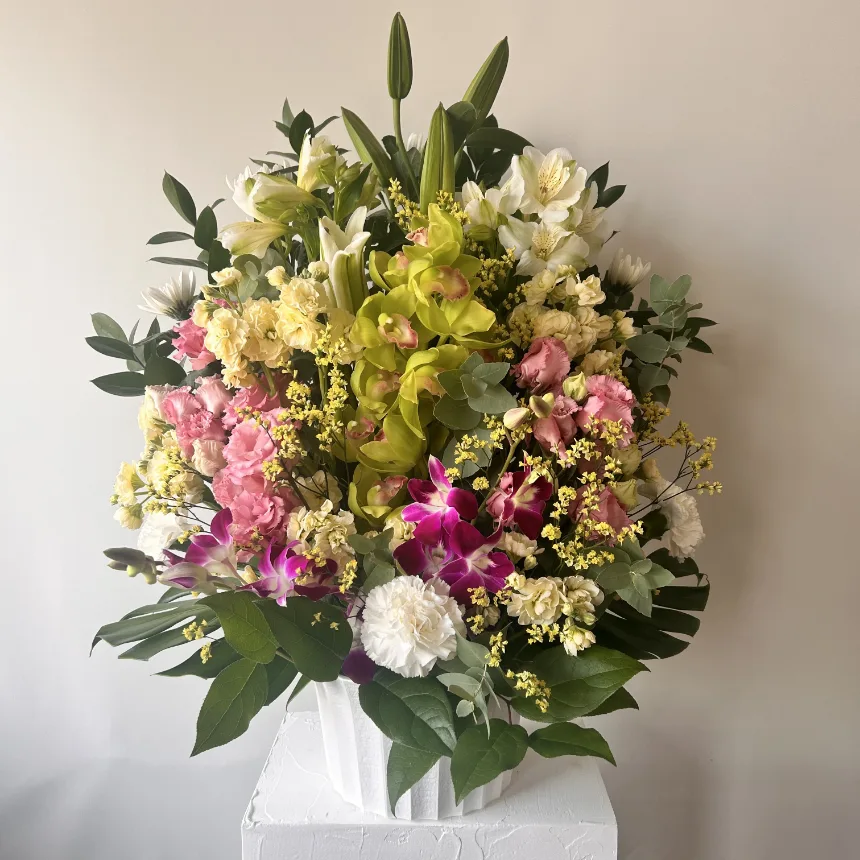 花季の御祝アレンジメント｜ピンクと黄緑を基調とした華やかなお祝いの花